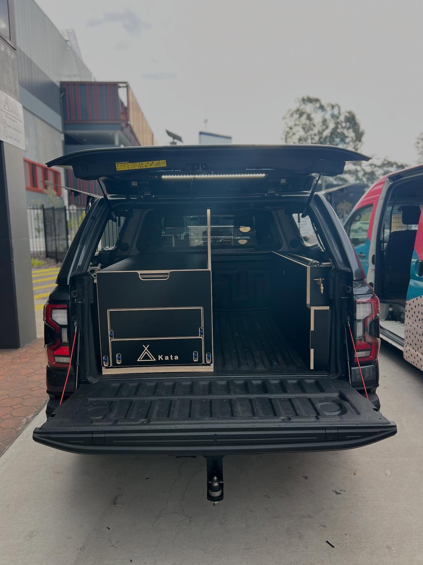 🚀 Ford Raptor Camper Kit – Built for the wild 🏕️🌏
Fitted with:
✨ Custom kitchen drawer with massive extension
✨ Dometic fridge, sink & stove – gourmet meals anywhere
✨ Wheel-arch water tank – smart storage, more water on board
✨ 200Ah lithium power – run your gear off-grid with ease
This Raptor is ready to roam. 🛻💨
#FordRaptor #CamperConversion #KataCamperbox #OverlandAustralia #4x4Camping #LithiumPower #RaptorLife #bushready